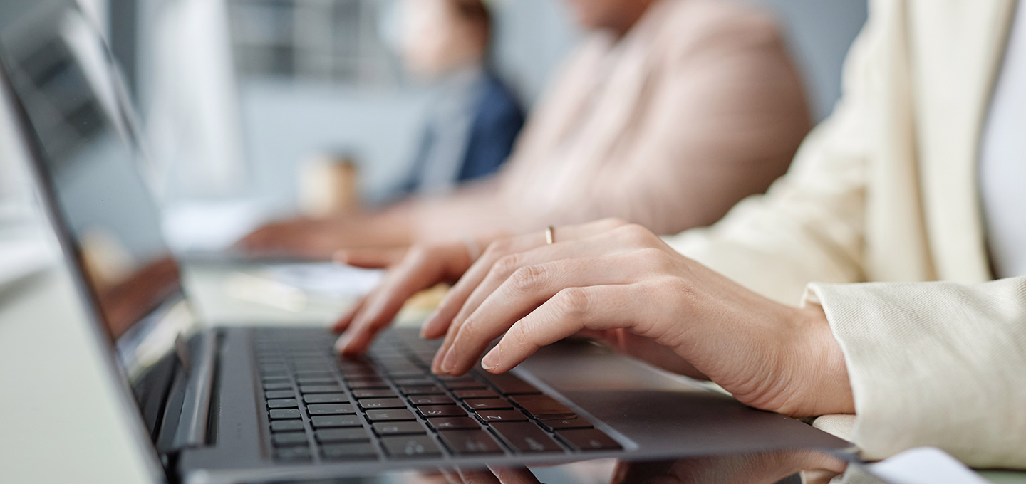 Eine Nahaufnahme der Hände auf einem Computer