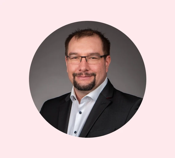 Weltkugel unter der Lupe in grüner Natur